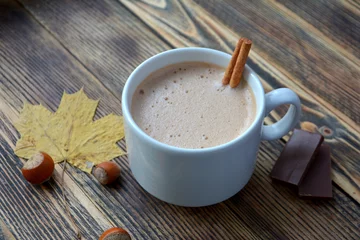 Fotobehang Warme chocolademelk met melk of cacao in mok Warme herfstdrank © Maria Volkova
