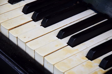 Altes vergilbtes Klavier - Klaviertastatur Vintage