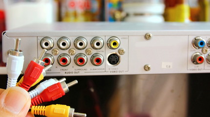 hand holding rca composit line toconnect vedio player.