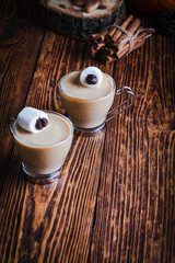 Obraz premium Pumpkin spice latte with big marshmallow eye
