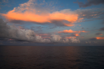 Fototapeta na wymiar eautiful cloud scape over the ocean.