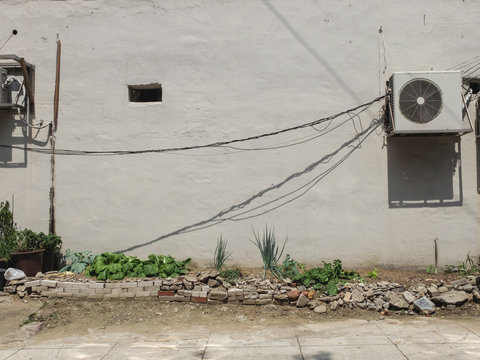 Outdoor unit of air conditioner fixed on wall