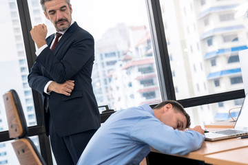 Staff lying in front of the laptop, the boss passed by and met the employee who did not intend to work.