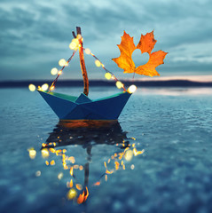 magisches Papierboot im Herbst