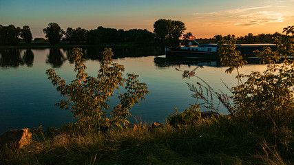 Obraz premium Beautiful sunset with reflections in the river danube near Metten, Bavaria, Germany