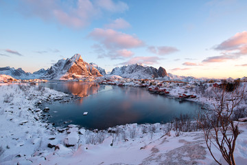 De Lofoten-eilanden Noorwegen staat bekend om uitstekende vismogelijkheden, natuurattracties zoals het noorderlicht en de middernachtzon, en kleine dorpjes met een prachtig landschap