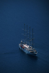 Naklejka premium ship in the sea