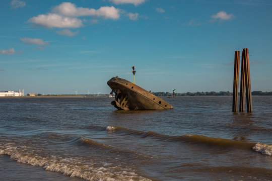 Schiffswrack Uwe bei Hamburg Blankenese