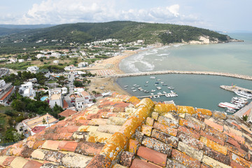 Fototapeta premium porto storico di peschici visto dall'alto