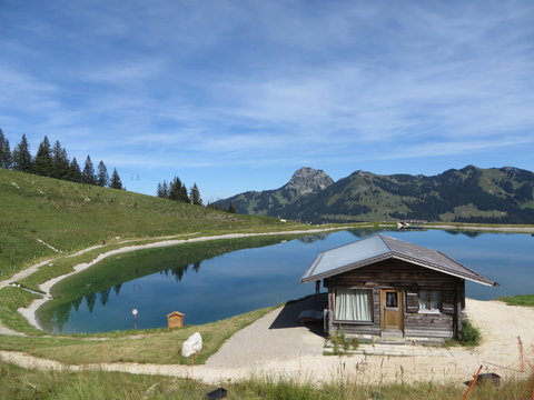 Sudelfeld, Deutschland: Blick auf den Wendelstein und einen malerischen See mit Berghütte