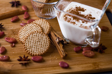 Galletas y un vaso con leche