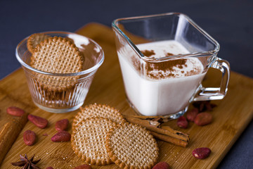 Galletas y un vaso con leche