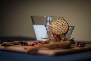 Galletas y un vaso con leche