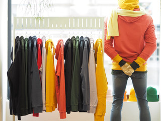 Geschäftsauslage - Schaufensterpuppe trägt die aktuelle Modekollektion