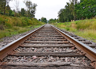 vias de tren en medio de las colonias populares de morelia
