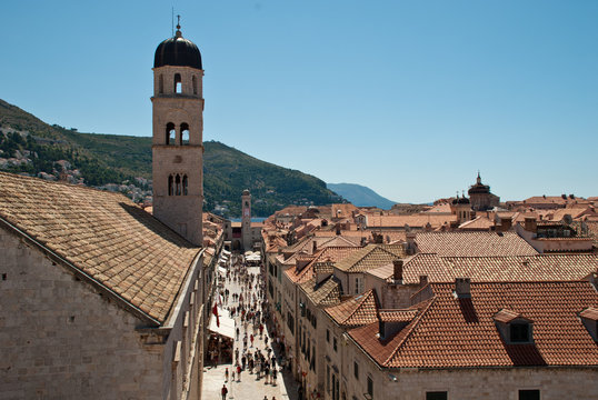 Fototapeta Areal view of the Main street Stradun in the old town in Dubrovnik, Croatia. The limestone-paved pedestrian street runs some 300 metres through the Old Town