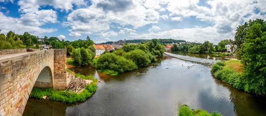 Blick von der Bartenwetzerbrücke über die Fulda in der Stadt Melsungen, Hessen, Deutschland 