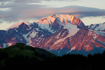 Coucher de soleil sur le Mont Blanc en été depuis les Saisies, Savoie, Haute-Savoie, France