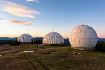 Obraz premium Soviet Pamir radar station, USSR secret military site, dawn at the former radar station, military unit with antennas, Carpathians, Ukraine