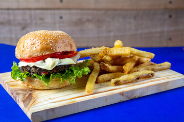 hamburguesa completa con papas fritas
