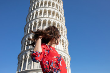 Wunderschöne Elegante Frau im Kleid in Pisa Italien - obrazy, fototapety, plakaty
