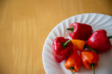 赤とオレンジのピーマン