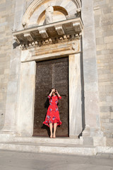 Fototapeta na wymiar Wunderschöne Elegante Frau im Kleid in Pisa Italien