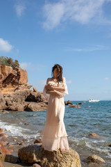 Fototapeta na wymiar Wunderschöne Elegante Frau im Kleid in Italien