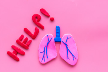 Obraz premium Lung diseases concept. Word help and organ on pink background top view copy space