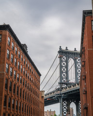 Obraz premium Widok na most Manhattan między dwoma budynkami.