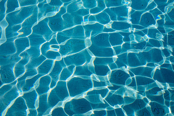 Wunderschöne Frau im Kleid in Italien