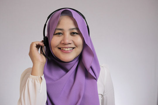 Muslim Lady Call Center Operator