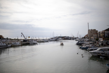 Fototapeta premium Wunderschöne Frau im Roten Kleid in Italien