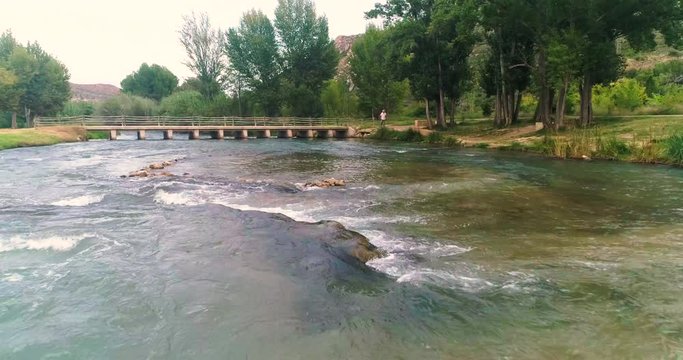 paraje fluvial con puente a lo lejos