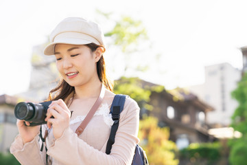 観光する女性　京都　カメラ