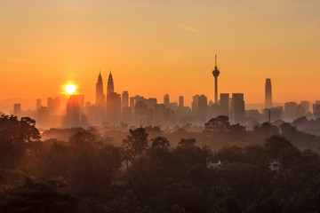 Obraz premium majestic sunrise over kuala lumpur, malaysia city skyline