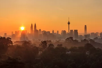 Gordijnen majestueuze zonsopgang boven Kuala Lumpur, de stadshorizon van Maleisië © ZAIRIAZMAL