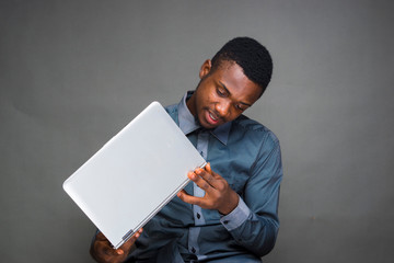 Naklejka premium man examining a laptop