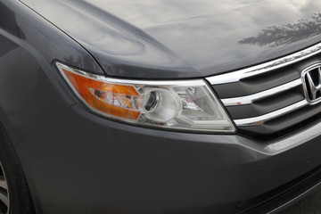 自動車のヘッドライト　Headlight of the car