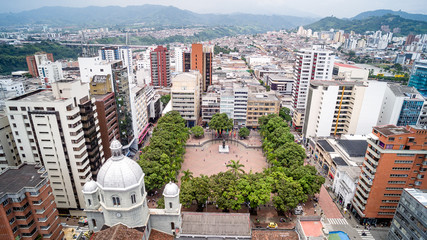 Vista aérea de Catedral de Nuestra Señora de la Pobreza de Pereira en la plaza de Bolívar en...