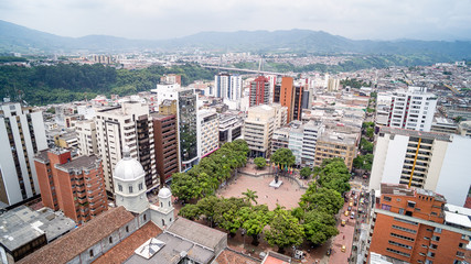 Vista aérea de Catedral de Nuestra Señora de la Pobreza de Pereira en la plaza de Bolívar en...