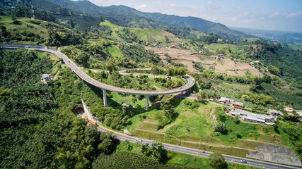 Vista aérea del Puente Helicoidal Pereira Manizales en Risaralda Colombia