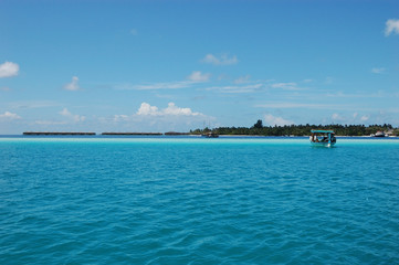 Fototapeta na wymiar The blue Vilamendhoo Island in the Maldives