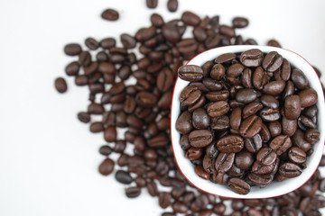 Naklejka premium Close-up texture of coffee beans in a glass on a white background