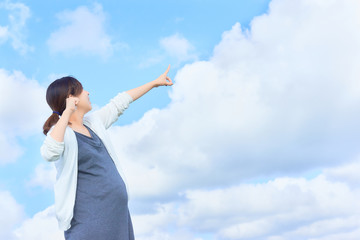 妊婦　屋外　指差し