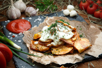 Fried potatoes with sauce and cheese