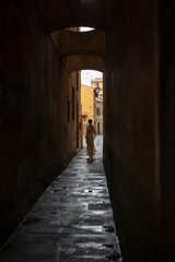 Fototapeta na wymiar Wunderbare Frau in Italien Pisa