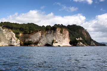 Fototapeta na wymiar Cliffs and rock formations along the coastline of Cathedral Cove