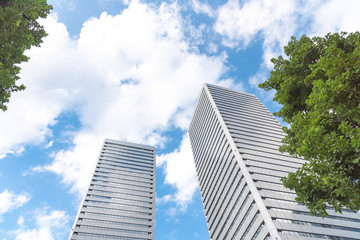 青空と2棟の高層ビル