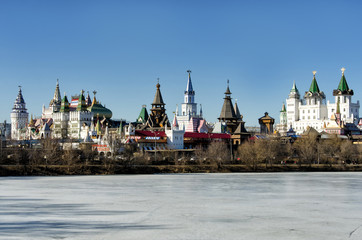 Obraz premium MOSCOW,RUSSIA - MARCH 15,2015: Izmailovo kremlin in Moscow with frozen pond in spring